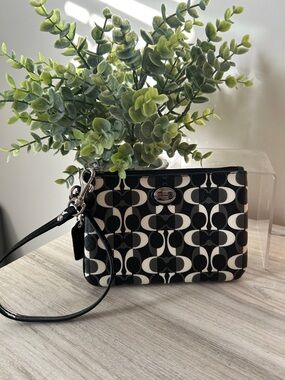 Coach Peyton Dream C Black and White Signature Wristlet